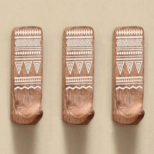 3 no-damage decorative wood adhesive hooks with key holder.